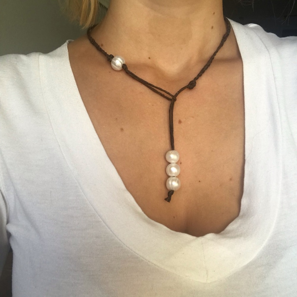Leather necklace with pearls